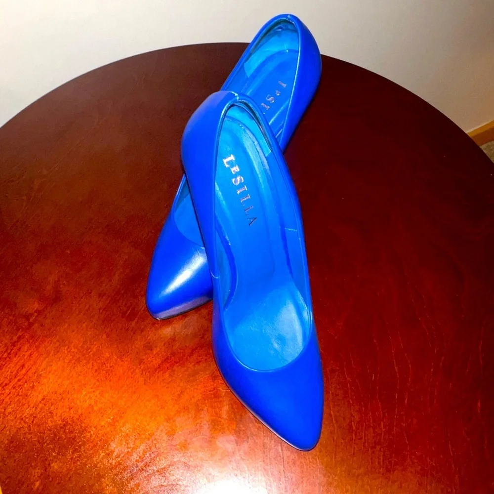 Le SILLA. Royal blue pump, soft leather. Size IT39/ US8, spike heel.